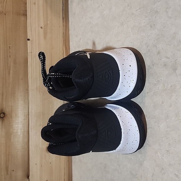 Nike KYRIE Flytrap 4 NWOB size 8.5 Men - Picture 2 of 8